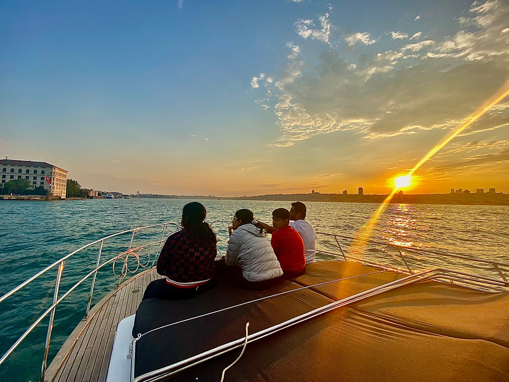 Sunset Sail- Luxury Yacht Cruise Bosphorus - With Hotel Pick-Up & PROFESSIONAL GUIDE 